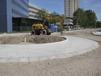 907661 Gezicht op de aanleg van een rotonde in het nieuwe tracé van de Talmalaan te Utrecht, van bij de Samuel van ...